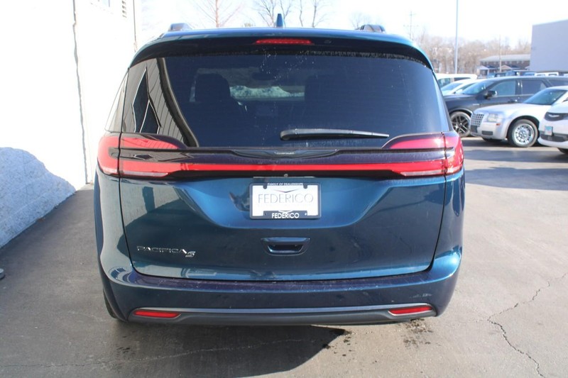 Chrysler Pacifica Vehicle Full-screen Gallery Image 04