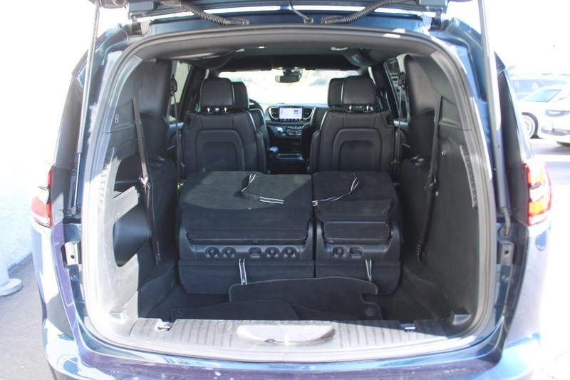 Chrysler Pacifica Vehicle Full-screen Gallery Image 06