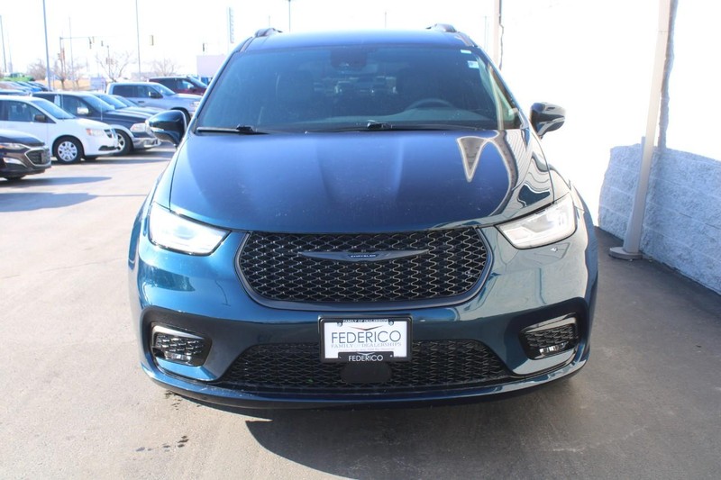 Chrysler Pacifica Vehicle Full-screen Gallery Image 08