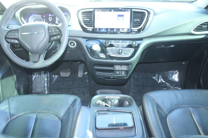Chrysler Pacifica Vehicle Full-screen Gallery Image 10