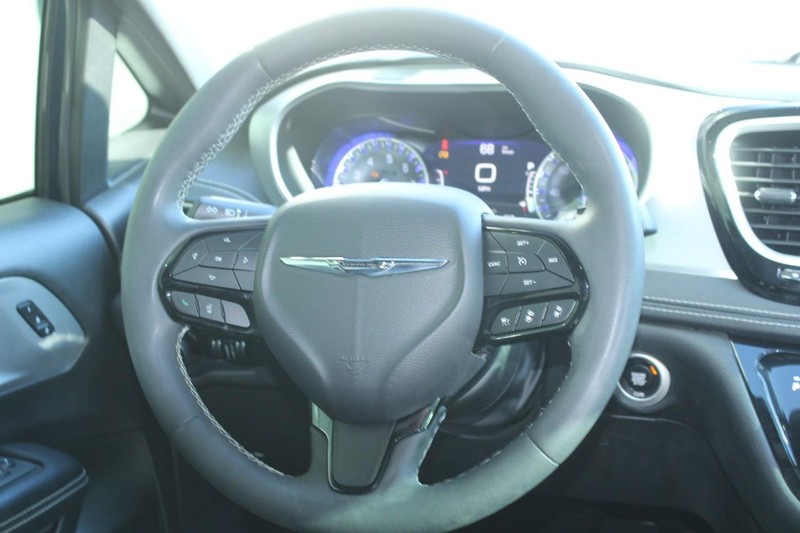 Chrysler Pacifica Vehicle Full-screen Gallery Image 11