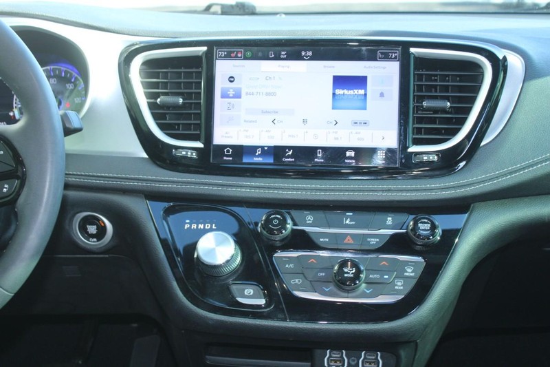 Chrysler Pacifica Vehicle Full-screen Gallery Image 12