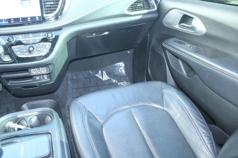 Chrysler Pacifica Vehicle Full-screen Gallery Image 13