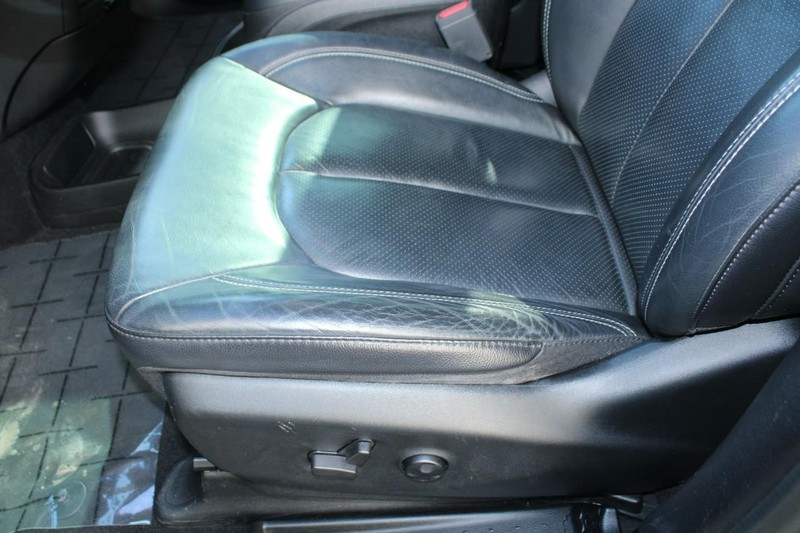 Chrysler Pacifica Vehicle Full-screen Gallery Image 15