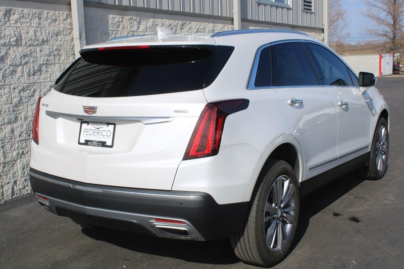 Cadillac XT5 Vehicle Full-screen Gallery Image 03