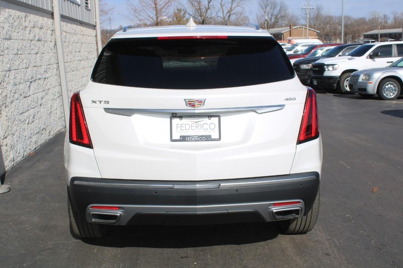 Cadillac XT5 Vehicle Full-screen Gallery Image 04