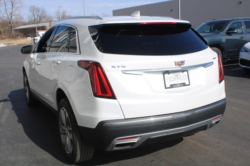 Cadillac XT5 Vehicle Full-screen Gallery Image 05