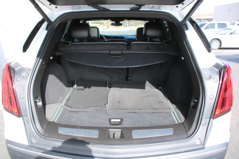 Cadillac XT5 Vehicle Full-screen Gallery Image 06