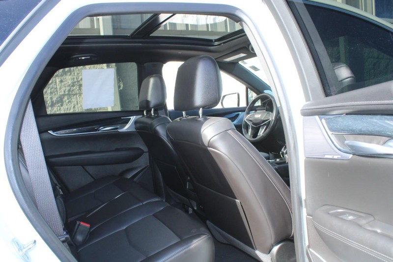 Cadillac XT5 Vehicle Full-screen Gallery Image 09