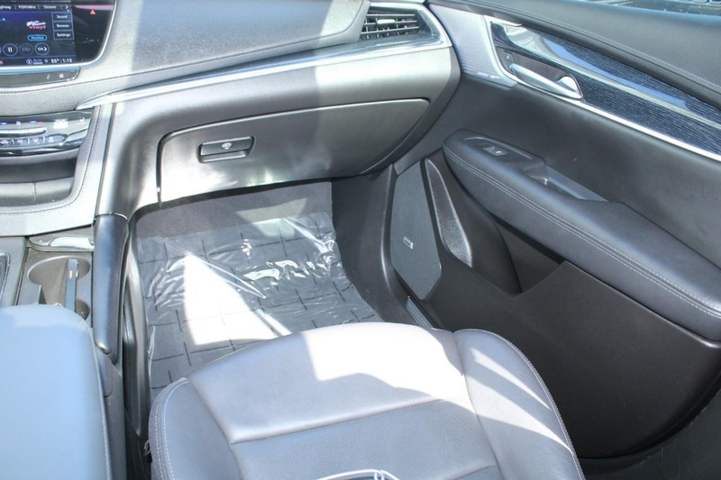 Cadillac XT5 Vehicle Full-screen Gallery Image 13