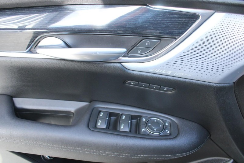 Cadillac XT5 Vehicle Full-screen Gallery Image 14