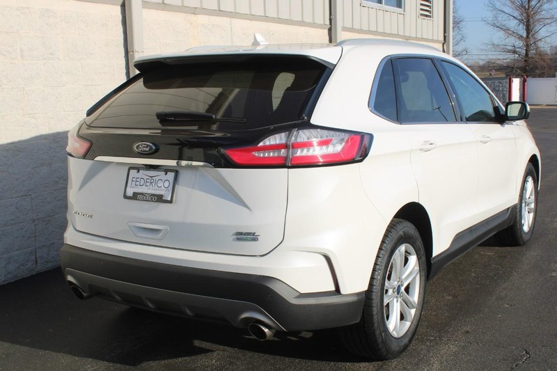 Ford Edge Vehicle Full-screen Gallery Image 03