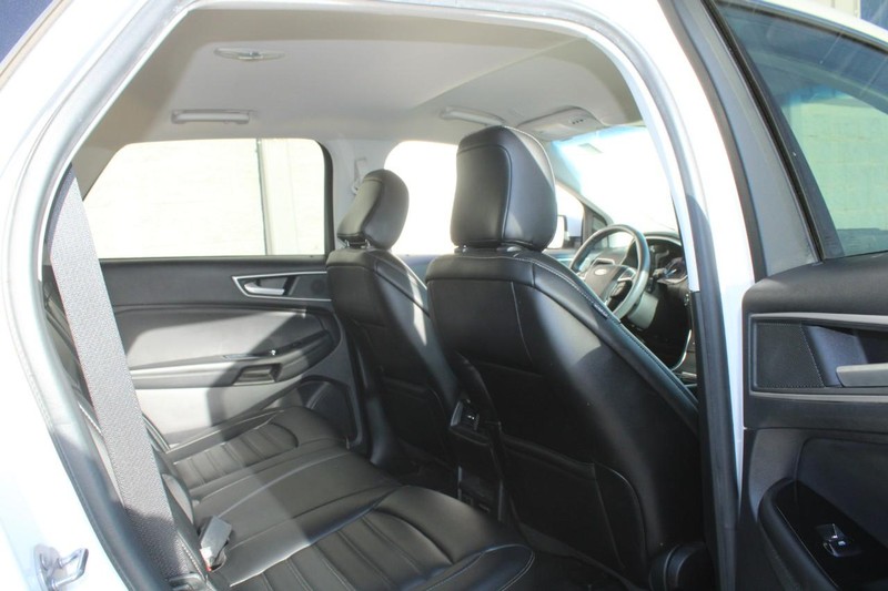 Ford Edge Vehicle Full-screen Gallery Image 09