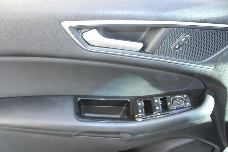 Ford Edge Vehicle Full-screen Gallery Image 14