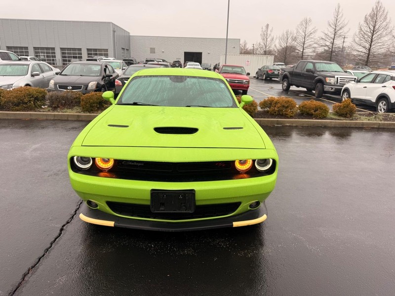 Dodge Challenger Vehicle Full-screen Gallery Image 03