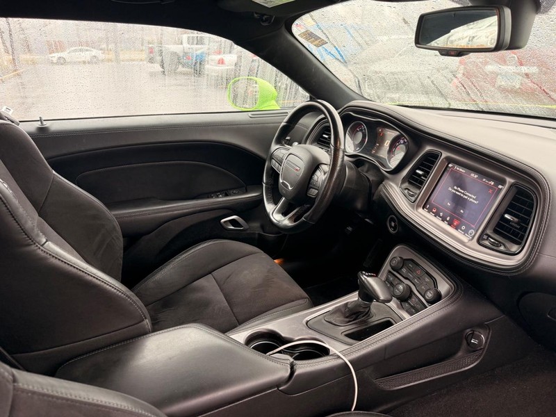 Dodge Challenger Vehicle Full-screen Gallery Image 06