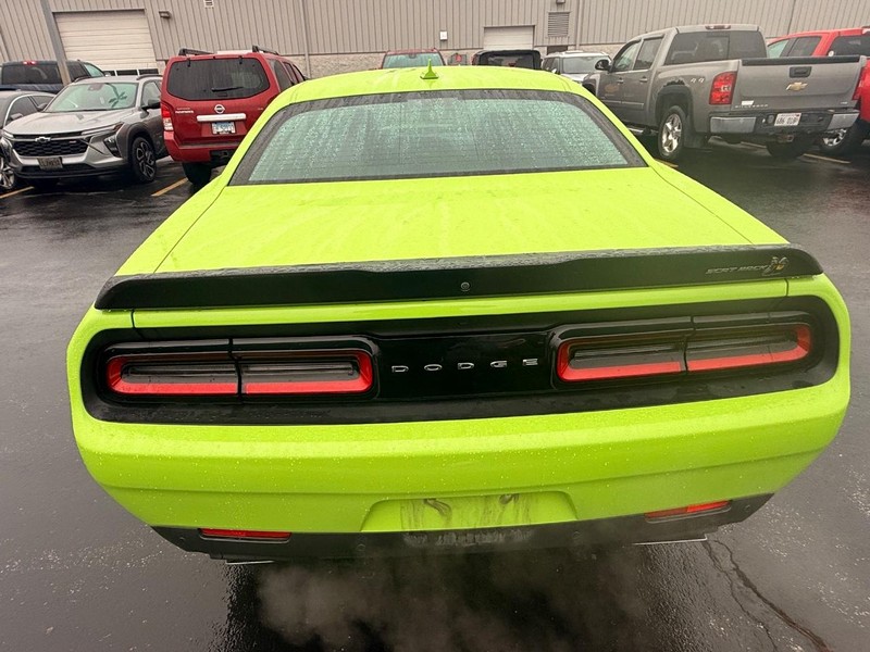 Dodge Challenger Vehicle Full-screen Gallery Image 07