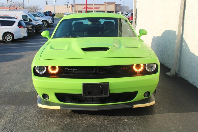 Dodge Challenger Vehicle Full-screen Gallery Image 08