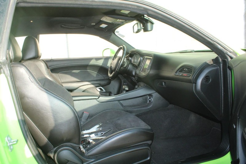 Dodge Challenger Vehicle Full-screen Gallery Image 09