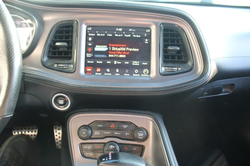 Dodge Challenger Vehicle Full-screen Gallery Image 16