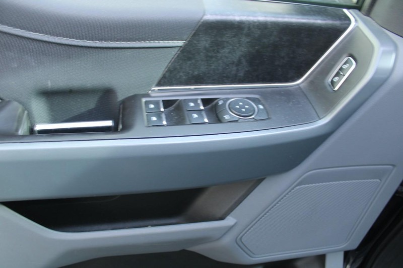 Ford F-150 Vehicle Full-screen Gallery Image 13