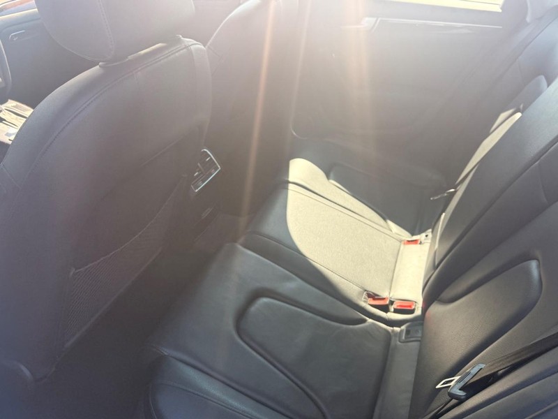 Audi A4 Vehicle Full-screen Gallery Image 09