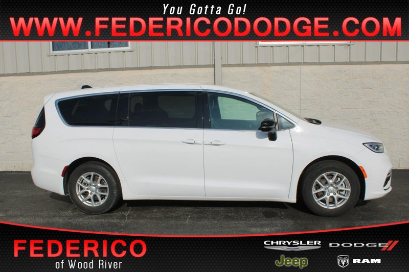 Chrysler Pacifica Vehicle Full-screen Gallery Image 01