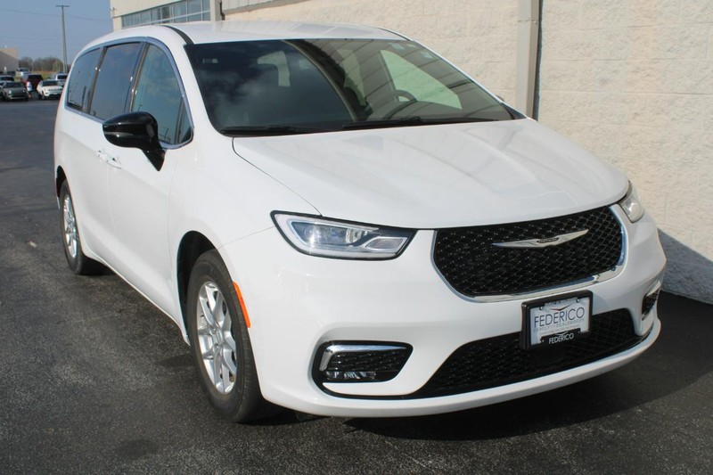 Chrysler Pacifica Vehicle Full-screen Gallery Image 02