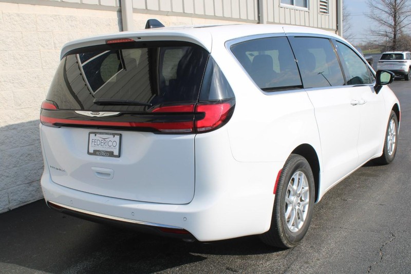 Chrysler Pacifica Vehicle Full-screen Gallery Image 03