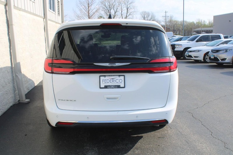 Chrysler Pacifica Vehicle Full-screen Gallery Image 04