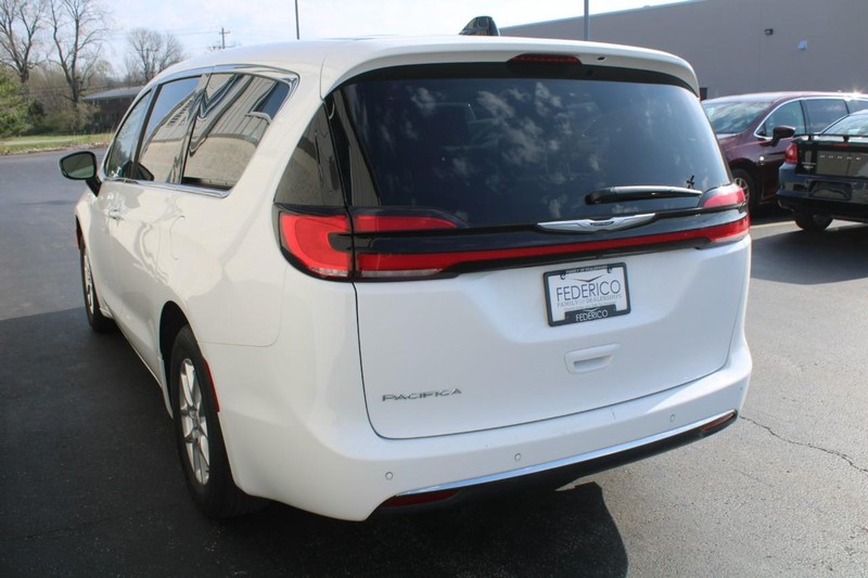 Chrysler Pacifica Vehicle Full-screen Gallery Image 05