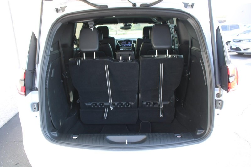 Chrysler Pacifica Vehicle Full-screen Gallery Image 06