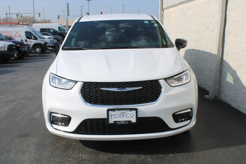 Chrysler Pacifica Vehicle Full-screen Gallery Image 08