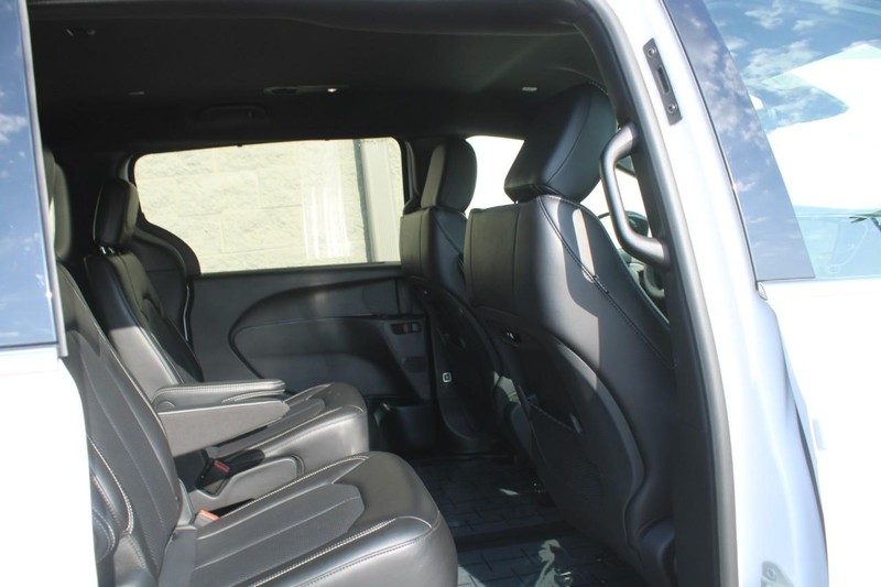 Chrysler Pacifica Vehicle Full-screen Gallery Image 09