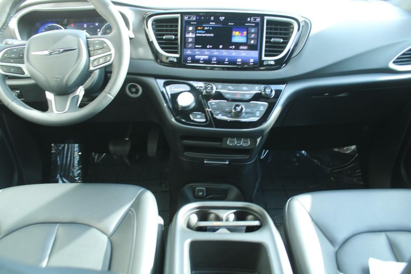 Chrysler Pacifica Vehicle Full-screen Gallery Image 10