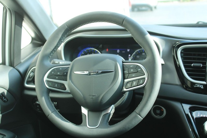 Chrysler Pacifica Vehicle Full-screen Gallery Image 11