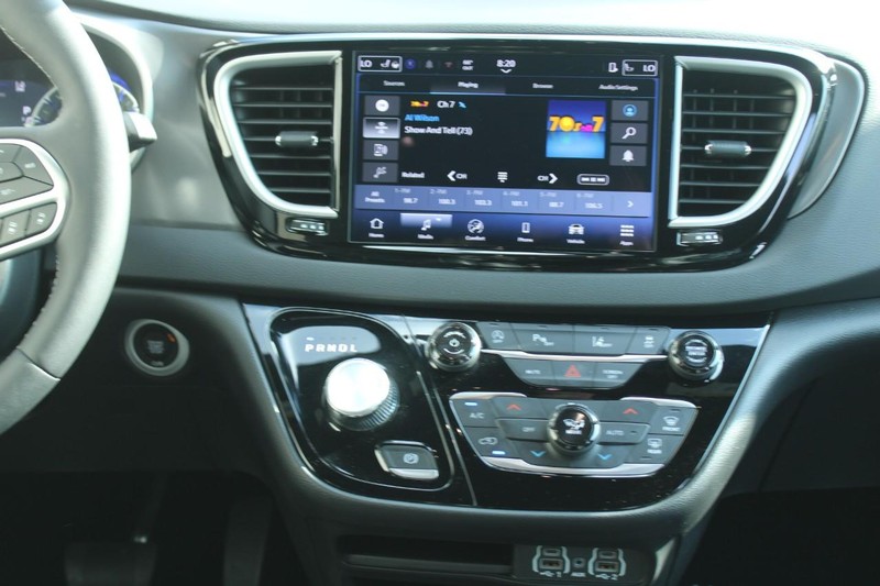 Chrysler Pacifica Vehicle Full-screen Gallery Image 12