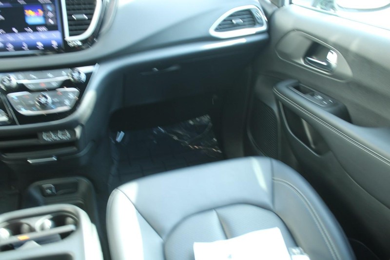 Chrysler Pacifica Vehicle Full-screen Gallery Image 13