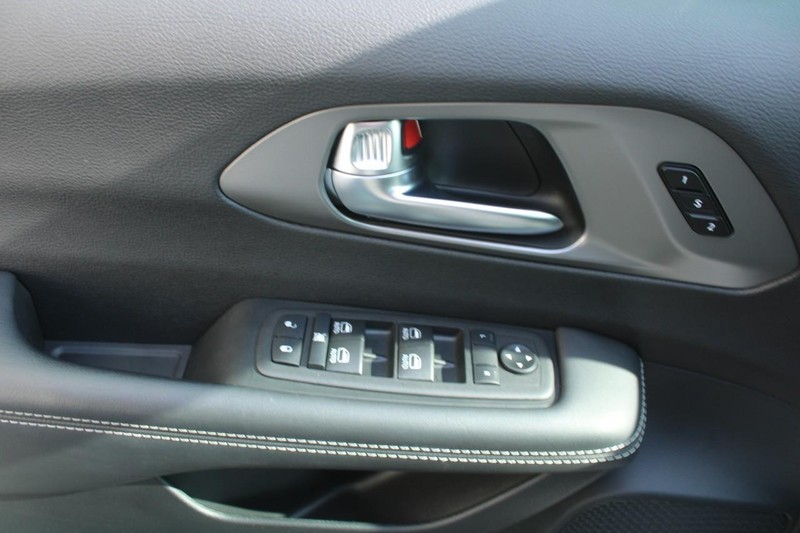 Chrysler Pacifica Vehicle Full-screen Gallery Image 14