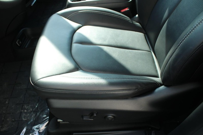 Chrysler Pacifica Vehicle Full-screen Gallery Image 15