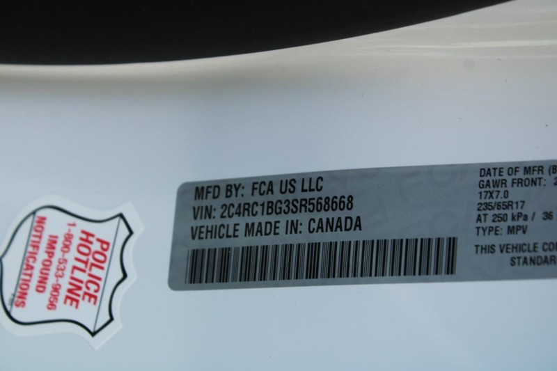 Chrysler Pacifica Vehicle Full-screen Gallery Image 16