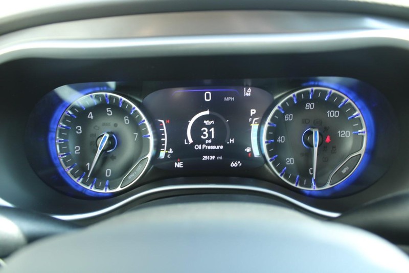 Chrysler Pacifica Vehicle Full-screen Gallery Image 17