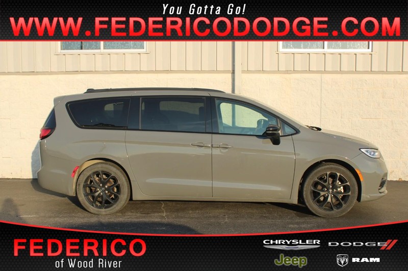 Chrysler Pacifica Vehicle Full-screen Gallery Image 01