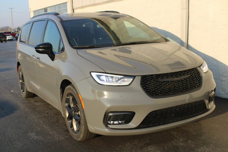 Chrysler Pacifica Vehicle Full-screen Gallery Image 02