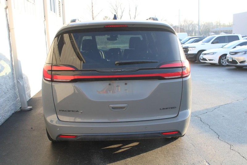 Chrysler Pacifica Vehicle Full-screen Gallery Image 04