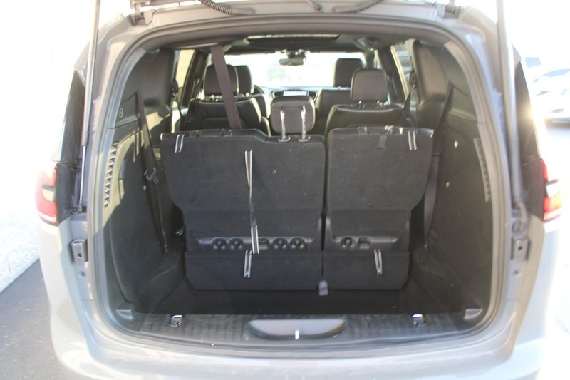 Chrysler Pacifica Vehicle Full-screen Gallery Image 06