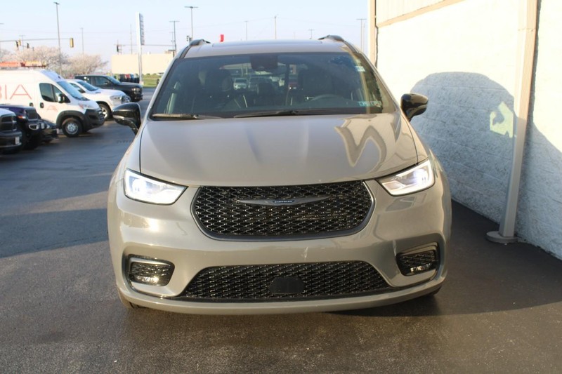 Chrysler Pacifica Vehicle Full-screen Gallery Image 08