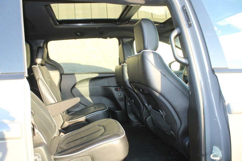 Chrysler Pacifica Vehicle Full-screen Gallery Image 09
