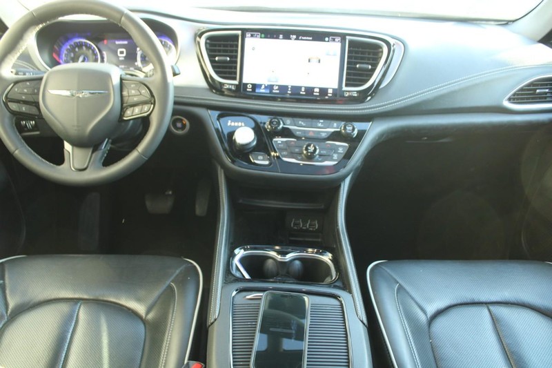 Chrysler Pacifica Vehicle Full-screen Gallery Image 10