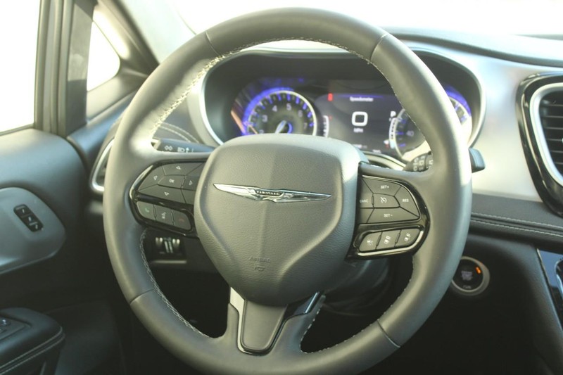 Chrysler Pacifica Vehicle Full-screen Gallery Image 11